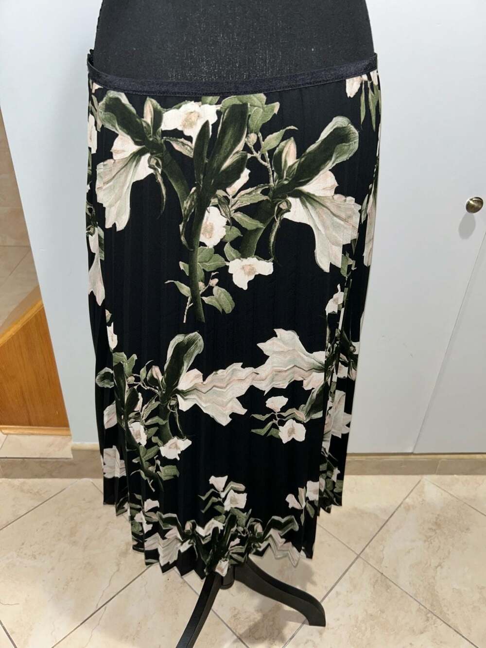 DKNY Black and Cream Floral Print Pleated Midi Skirt